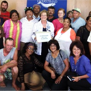 â€˜n Deel van die trotse huiseienaars wat hul Transportaktes ontvang het, met raadsdame Nicolette Botha-Guthrie in die middel